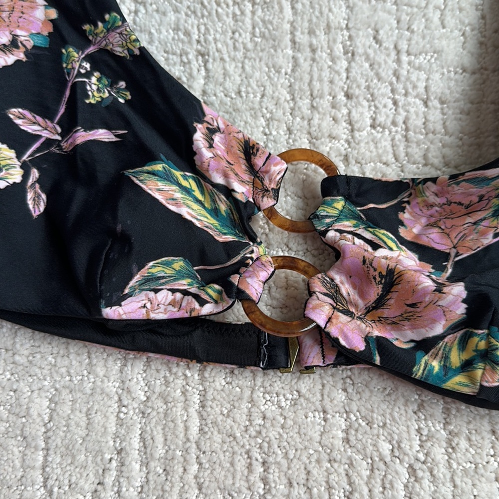 O'Neill floral bikini. Worn once. Small top and bottom. Bottoms are reversible. - Picture 2 of 5